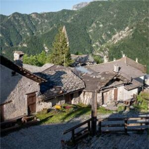 Vista di uno dei vicoli del borgo di Elva