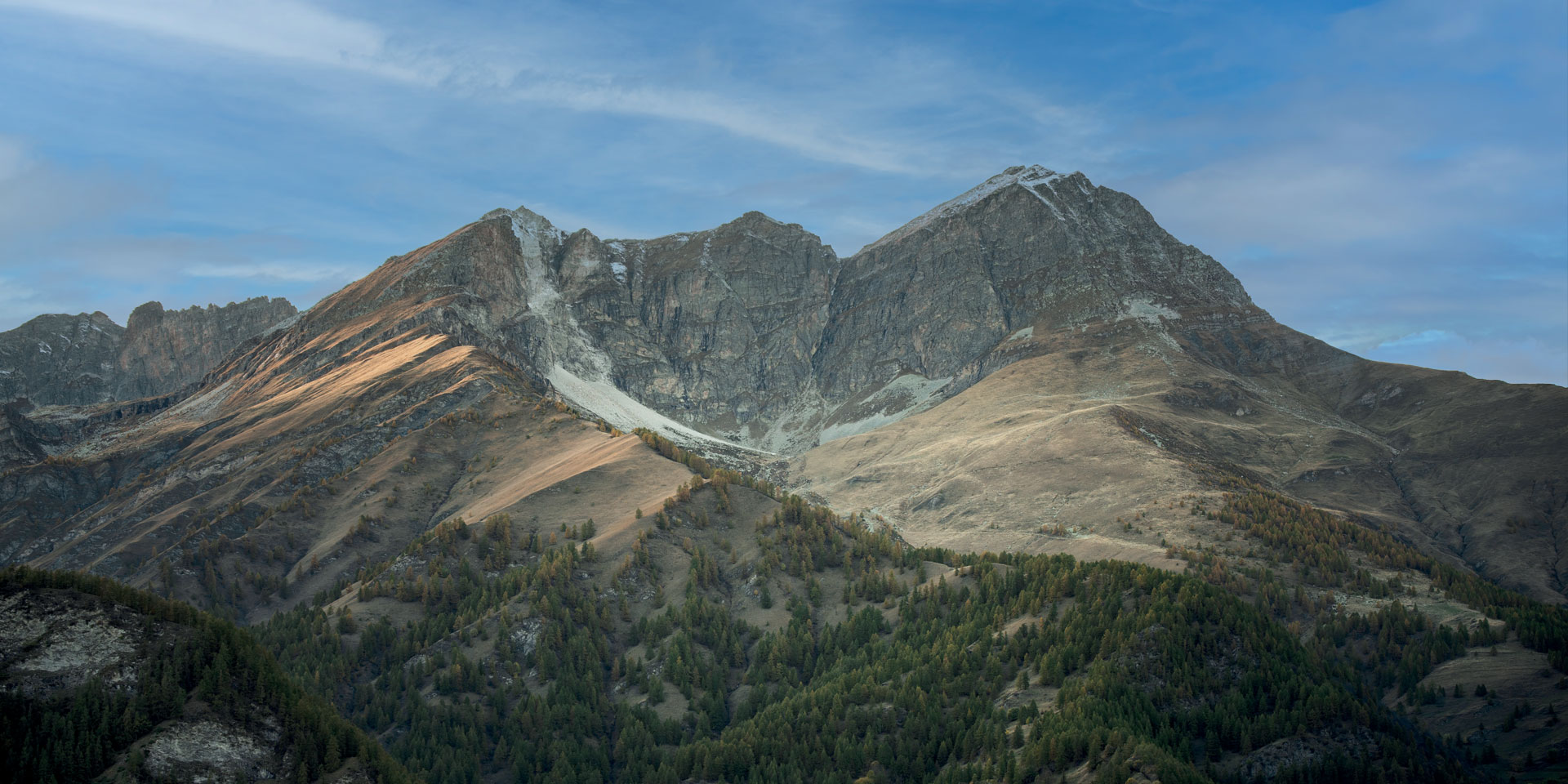 Veduta panoramica del borgo di Elva con case in pietra e montagne della Valle Maira