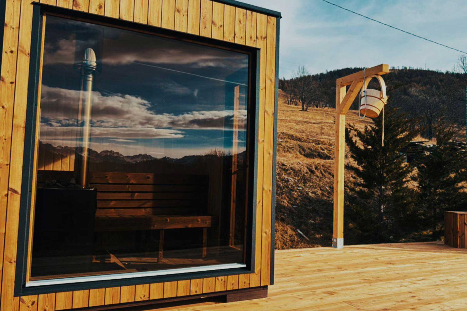 Sauna au bois avec baie vitrée panoramique sur les montagnes de la Valle Maira – espace bien-être La Caso d'Elva