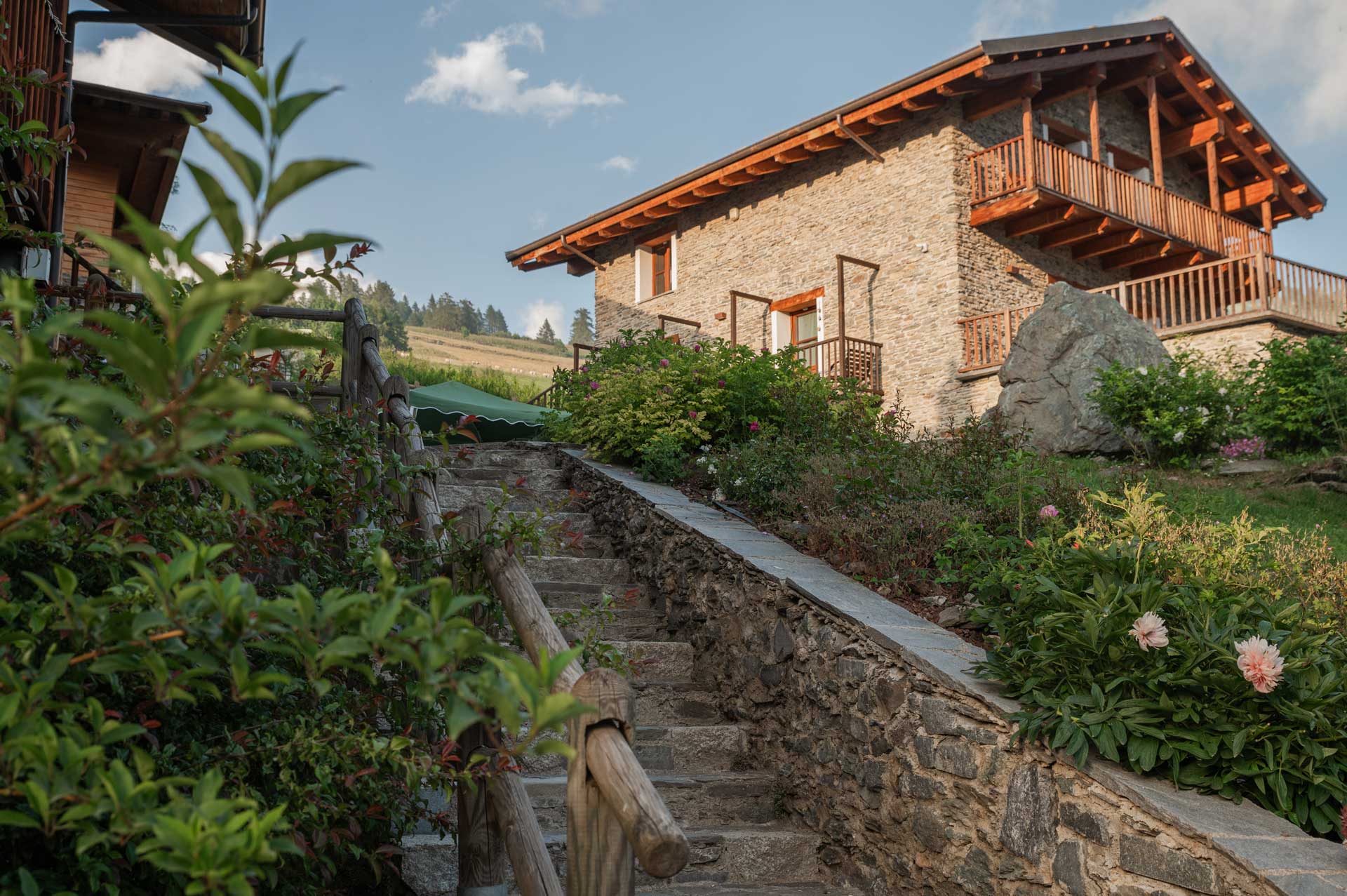 Veduta panoramica del borgo di Elva con case in pietra e montagne della Valle Maira