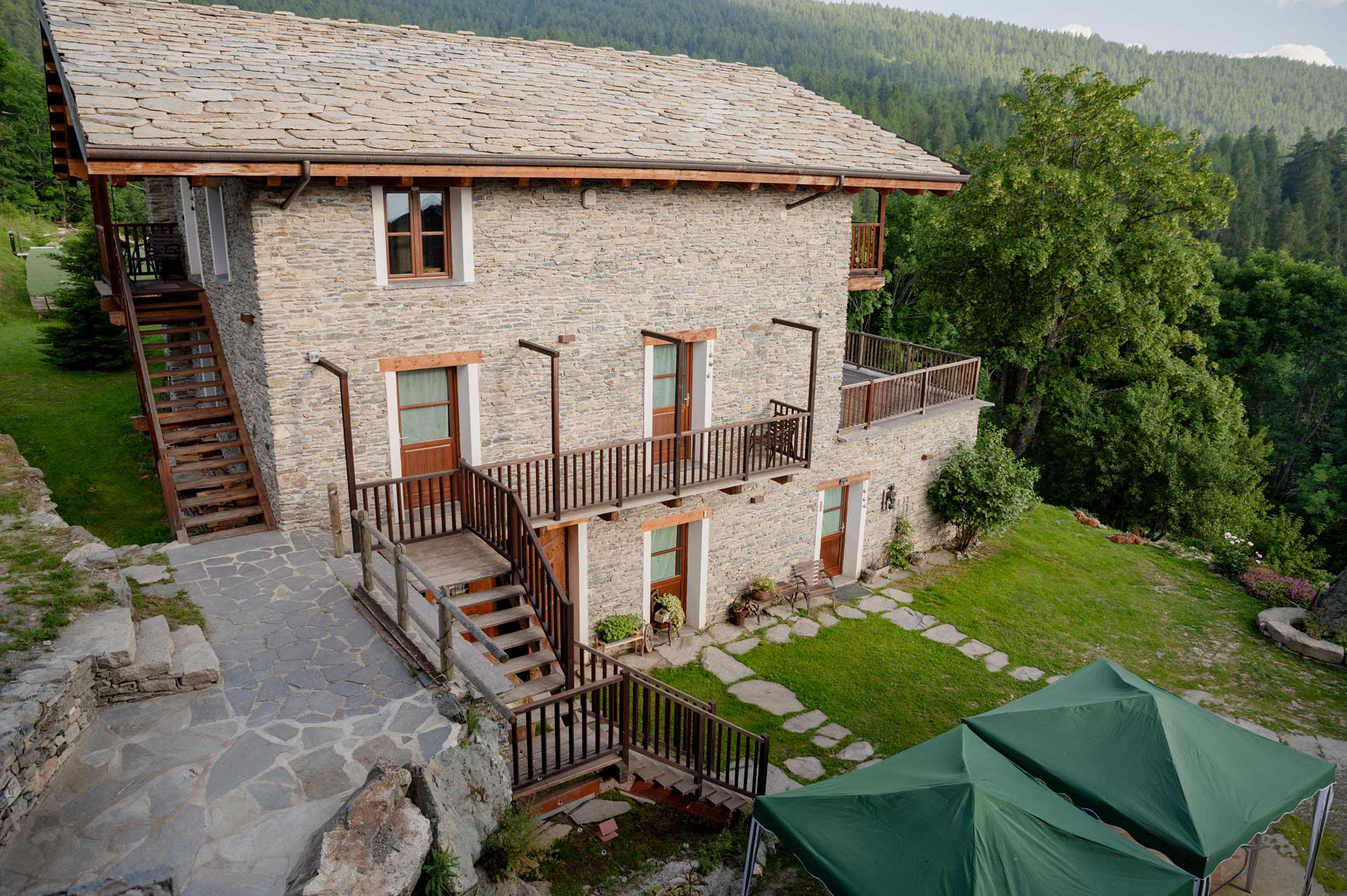 Borgata Isaia di Elva, edifici in pietra dell'albergo diffuso La Caso d'Elva in Valle Maira