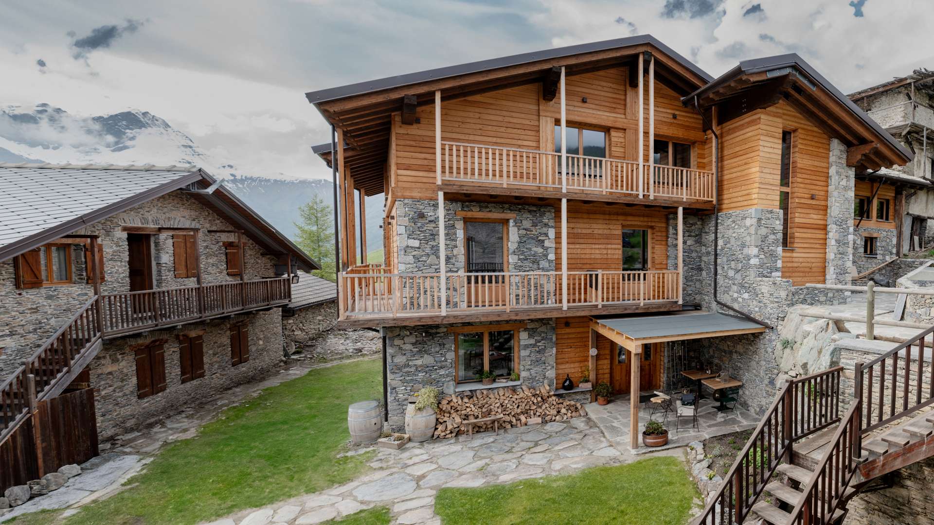 Edificio storico ristrutturato dell'albergo diffuso La Caso d'Elva, dettaglio architettonico in pietra e legno