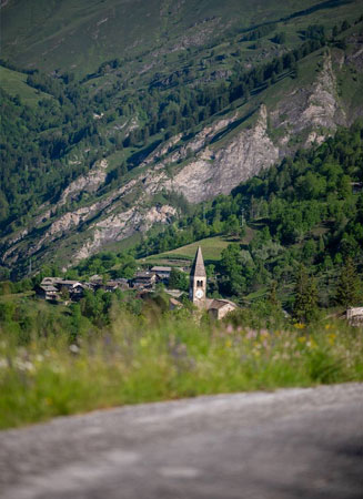 Veduta panoramica del borgo di Elva con case in pietra e montagne della Valle Maira