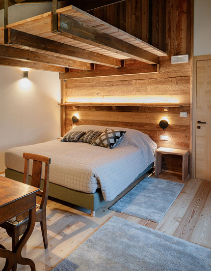 Camere in pietra e legno dell’albergo diffuso La Caso d’Elva in Valle Maira