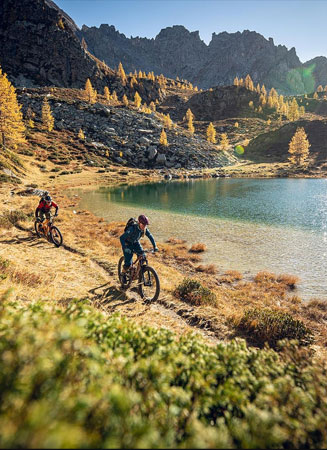 Mountain bike su sentiero panoramico tra i boschi della Valle Maira