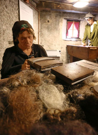 Interno del Museo dei Pels di Elva con esposizione sul mestiere del raccoglitore di capelli