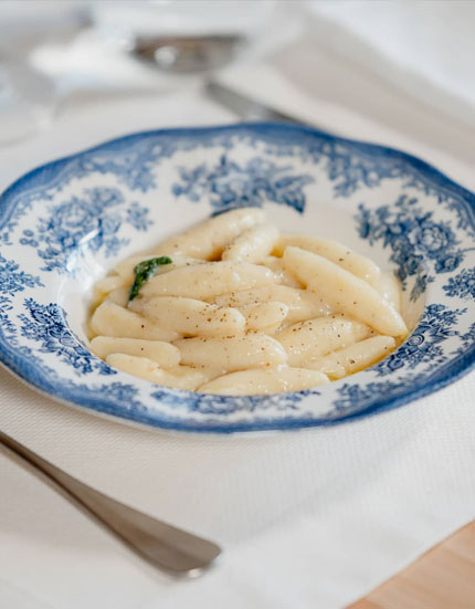 Cucina tipica piemontese all’osteria la tàula de m’aura con prodotti locali della Valle Maira