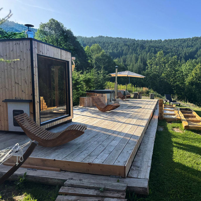 Centro benessere con sauna panoramica e tinozza idromassaggio in Valle Maira, immerso nella natura delle Alpi