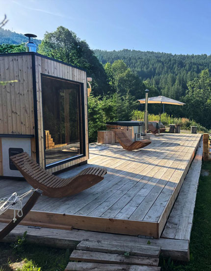 Sauna panoramica in legno con vista sulle montagne della Valle Maira – centro benessere La Caso d’Elva