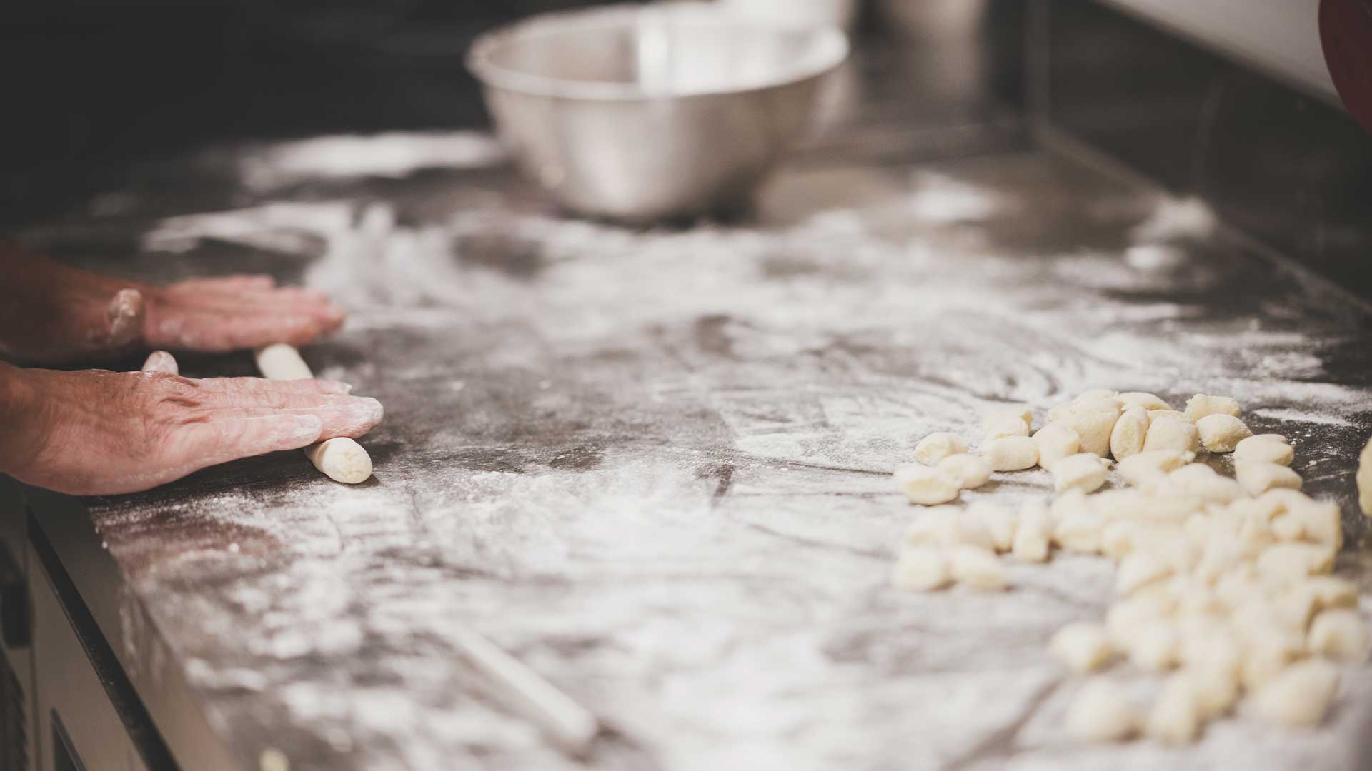 Atmosfera accogliente dell'osteria la tàula de m'aura, Elva