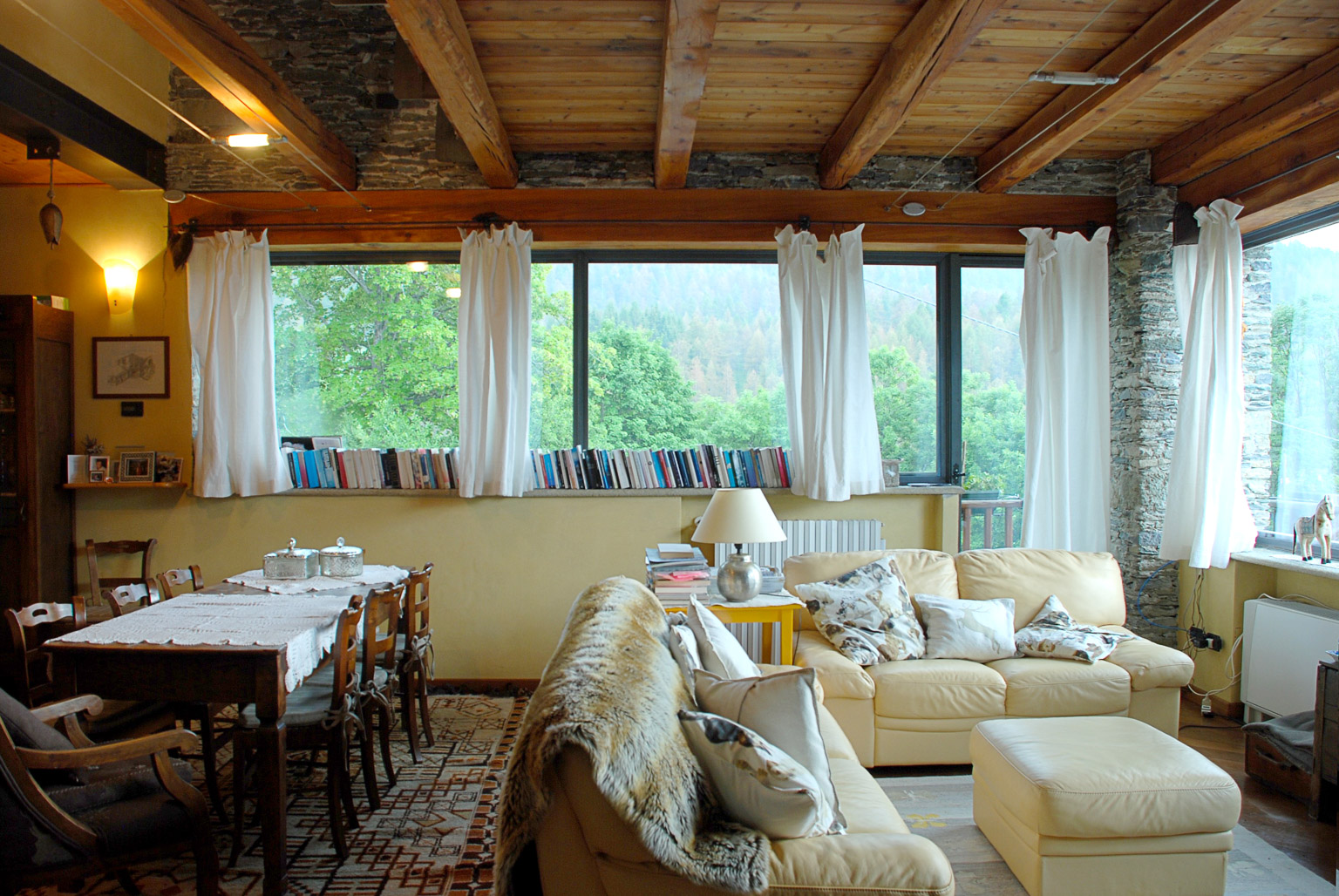 <p>Appartamento indipendente da 110 m&sup2; con tre camere matrimoniali, due bagni, cucina con stufa a legna e caminetto</p> Casa di mezzo - La Caso d'Elva
